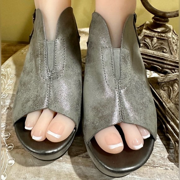 EUC Pierre Dumas Wedge/Platform Slingback Sandal. Excellent condition. Size 8 - Picture 3 of 10